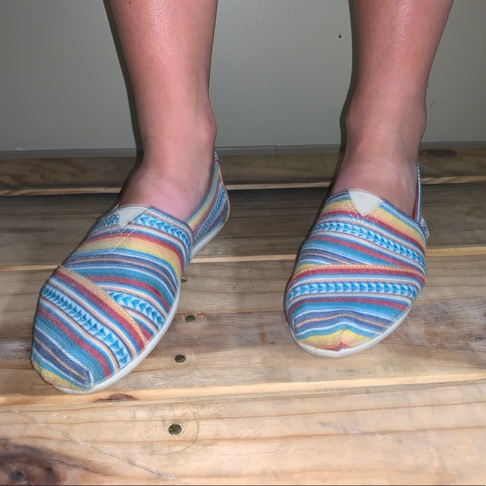Toms with a colorful Aztec print - Picture 2 of 4